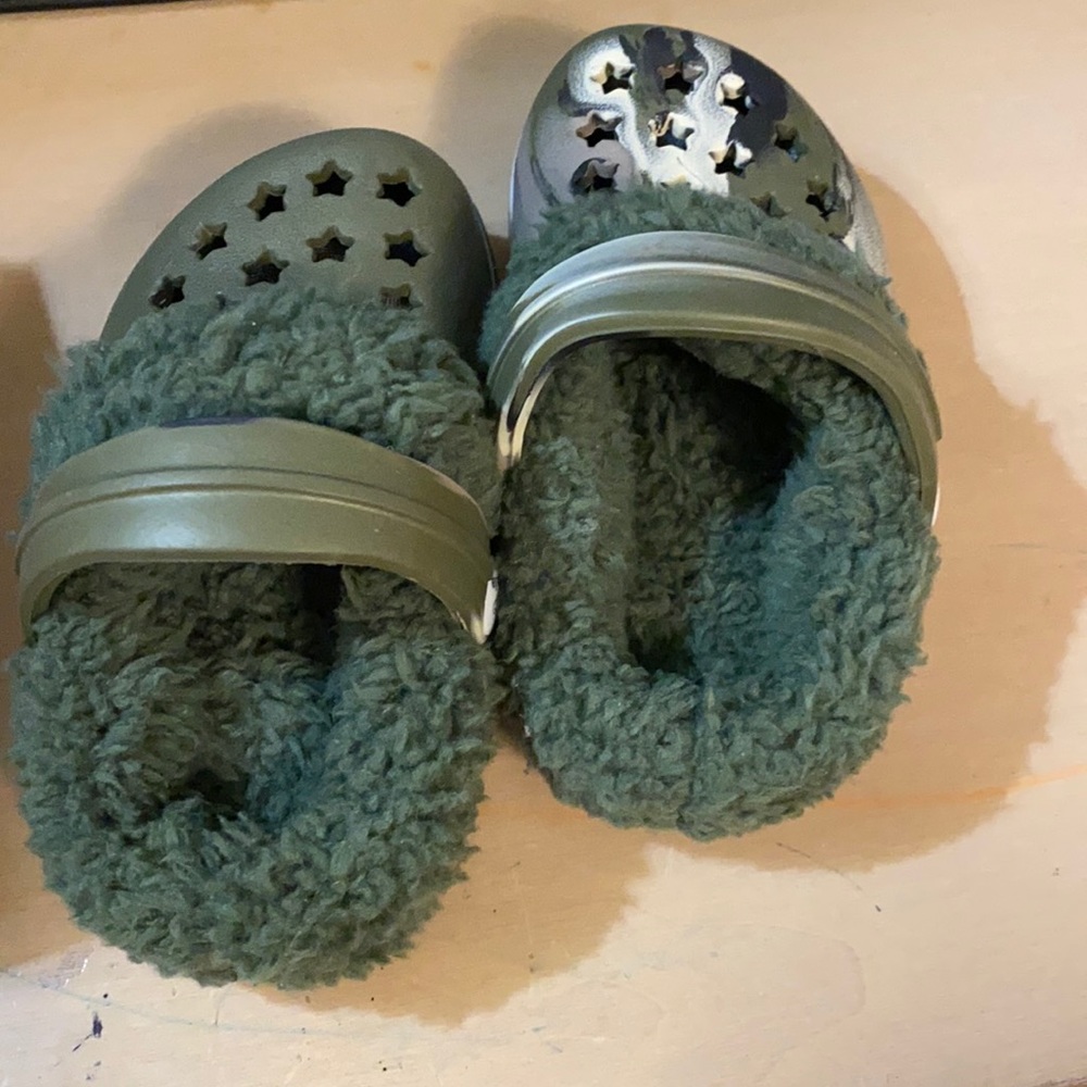 Size 4 infants crocs with fur